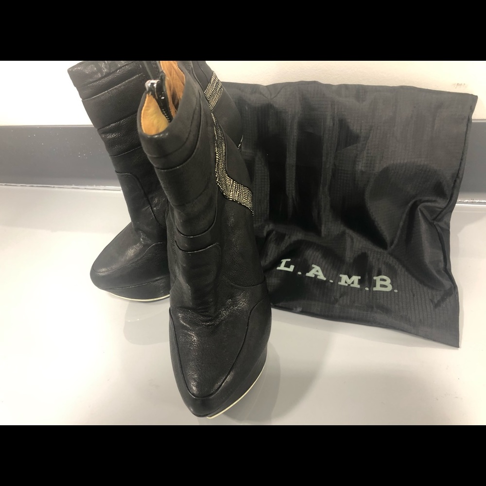 Boots for all occasions fits comfortably in front.